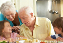 Dạy trẻ biết kính trọng ông bà