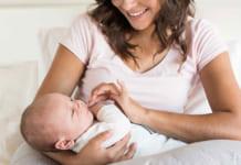 Mẹo chăm trẻ sơ sinh: để mẹ luôn có sữa cho con bú và được ngủ nhiều hơn